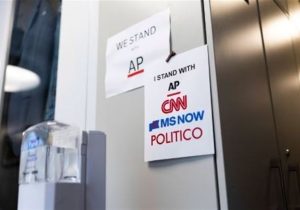 دولت ترامپ از ممنوعیت خبرنگاران CNN و Politico در کاخ سفید دفاع کرد