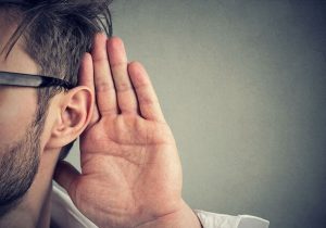 ۱۲ نشانه کم‌شنوایی که نباید نادیده بگیرید